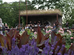 Zemnieku saimniecības viesi izbauda ēdienu