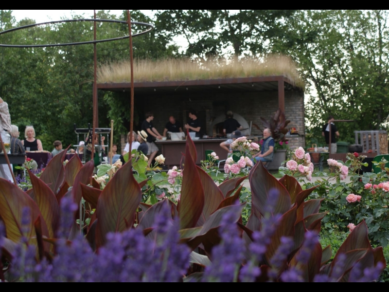 Zemnieku saimniecības viesi izbauda ēdienu