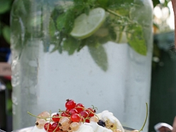 Veselīgs deserts ar svaigām ogām