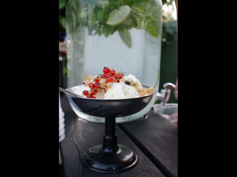 Veselīgs deserts ar svaigām ogām