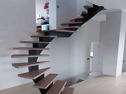 Liekto metāla kāpņu projekts ar stikla margām