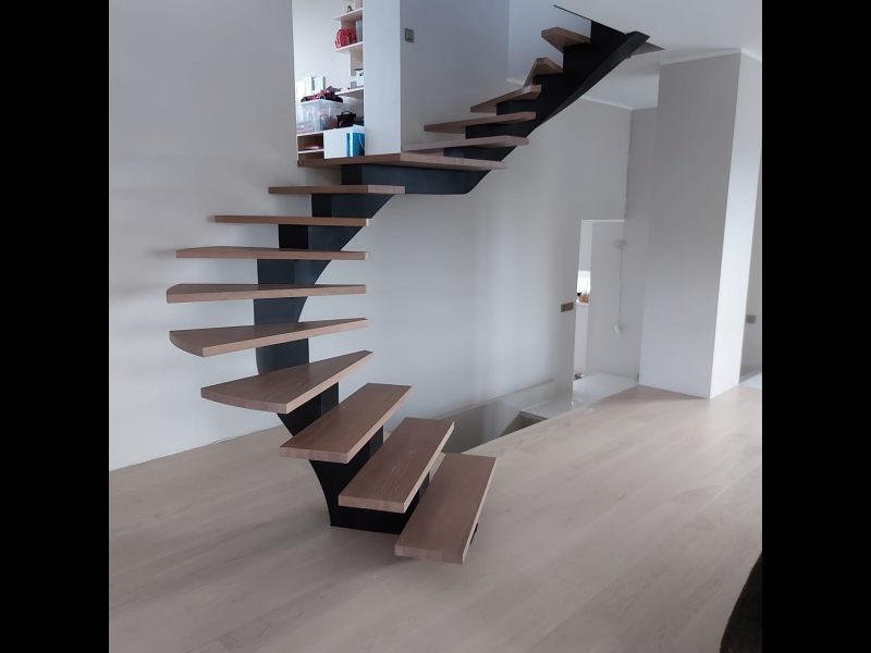 Liekto metāla kāpņu projekts ar stikla margām