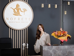 Mūsdienīga un gaumīga Nofrete medicīnas centra uzņemšanas zona, kur profesionāla komanda sagaida pacientus draudzīgā un mierpilnā atmosfērā. Pirmie iespaidi, kas rada uzticību un drošības sajūtu.