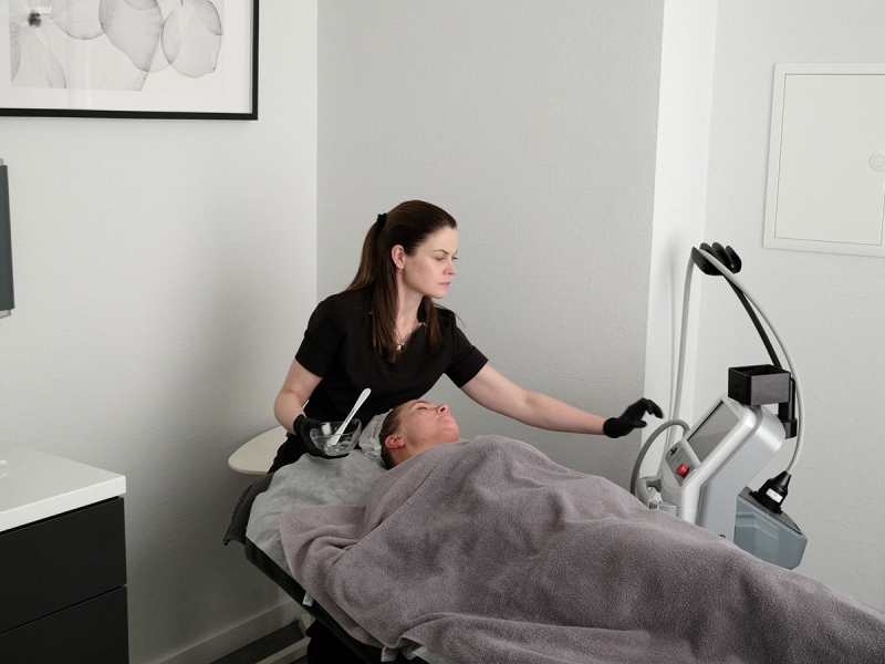 Profesionāla sejas kopšanas procedūra mierīgā un komfortablā vidē, nodrošinot gan efektīvus rezultātus, gan patīkamu pieredzi klientam.