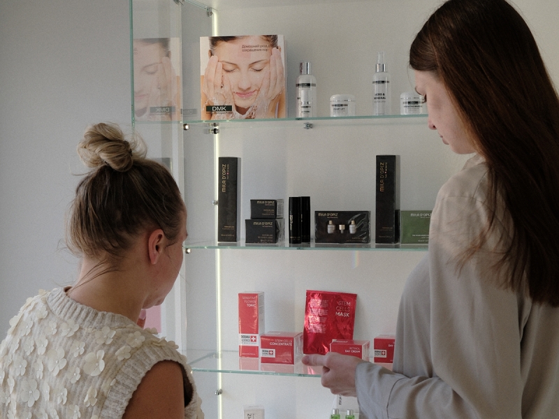 NoFrēte speciālists konsultē par piemērotākajiem ādas kopšanas līdzekļiem, palīdzot izvēlēties risinājumus, kas vislabāk atbilst ādas tipam un vajadzībām.