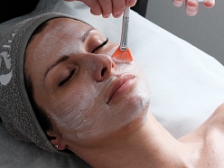 Precīza un saudzīga sejas kopšanas procedūra, izmantojot augstas kvalitātes kosmētikas līdzekļus ādas mitrināšanai un atjaunošanai.