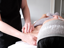 Rūpīga kakla un dekoltē zonas kopšana, kas uzlabo ādas tonusu, veicina asinsriti un sniedz dziļu relaksāciju.