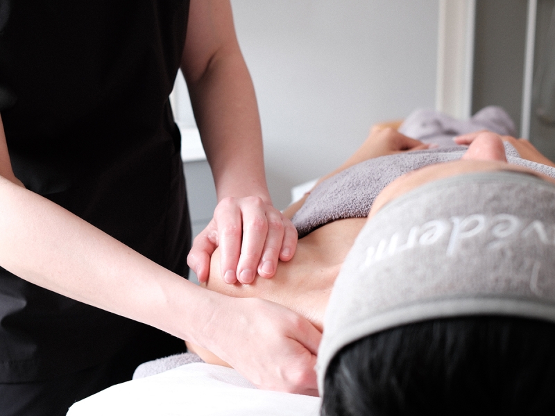 Rūpīga kakla un dekoltē zonas kopšana, kas uzlabo ādas tonusu, veicina asinsriti un sniedz dziļu relaksāciju.