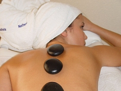 Akmens masāža (masāža ar akmeņiem)