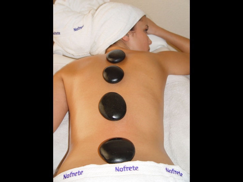 Akmens masāža (masāža ar akmeņiem)