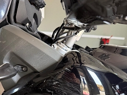 Motocikla virsbūves skrāpējumu noņemšana