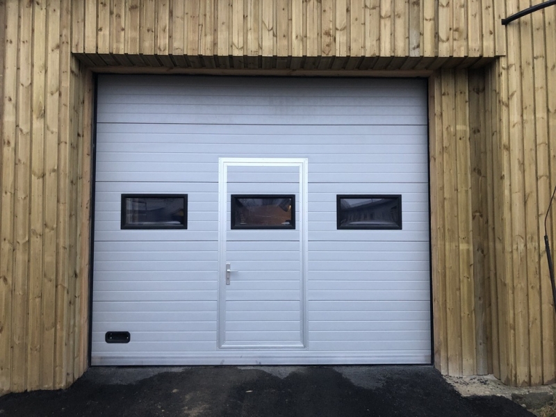 Paceļamie varti ar logiem