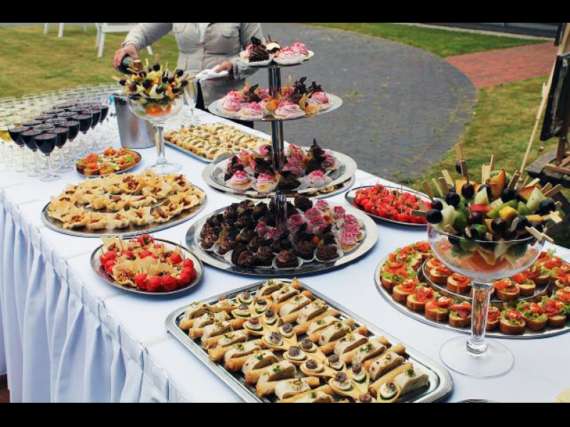 Pastnieka māja piedāvā profesionālu banketu galdu klājumu svinībām un īpašiem pasākumiem.