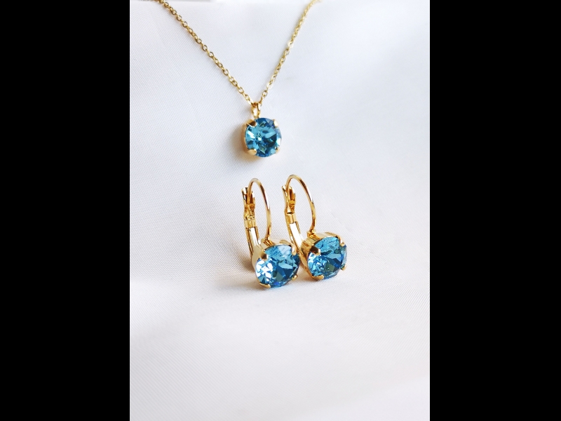 Apzeltīts rotu komplekts.