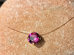 Auskaru neredzamas kaklarotas komplekts.