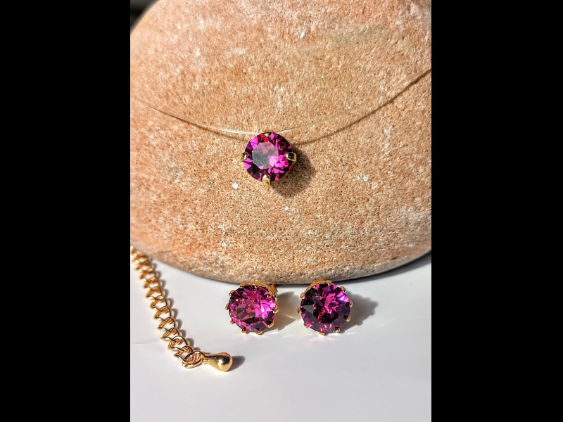 Auskaru neredzamas kaklarotas komplekts.