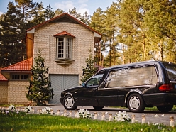 Klusums VS – katafalka transports un ceremonijas nodrošinājums