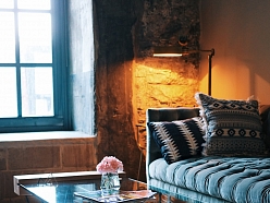 Industriāla dizaina galds ar metāla konstrukciju