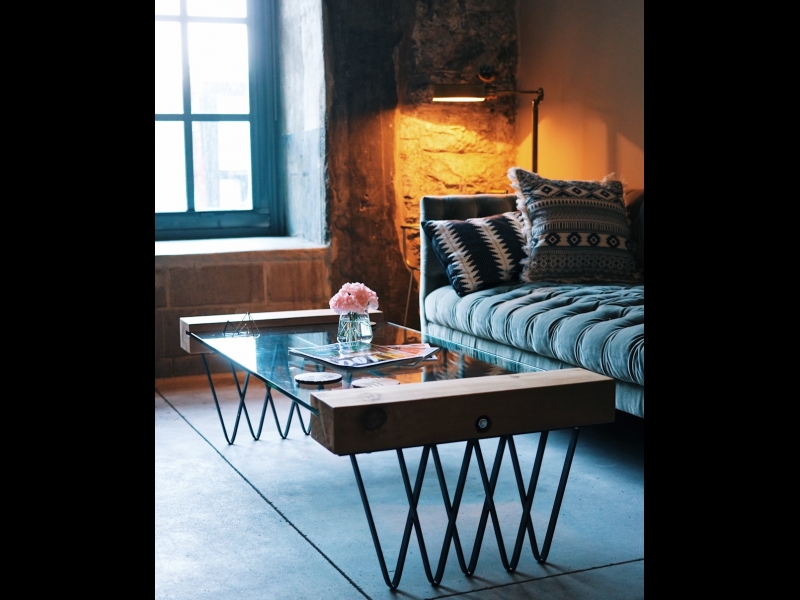 Industriāla dizaina galds ar metāla konstrukciju