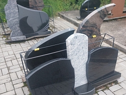 Individuāli kapakmeņi ar gravējumu