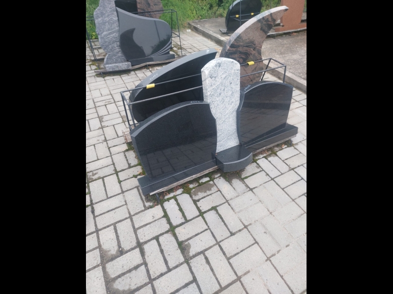 Individuāli kapakmeņi ar gravējumu