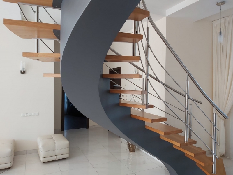 Metāla kāpnes no kvadrātcaurulēm ar pulverkrāsojumu