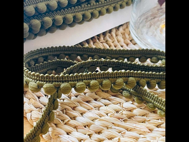 Pom-pom lente haki krāsā