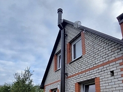 Nerūsējošā tērauda dūmvads uz jumta – profesionāla dūmvadu uzstādīšana privātmājai.