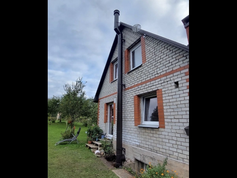 Nerūsējošā tērauda dūmvads uz jumta – profesionāla dūmvadu uzstādīšana privātmājai.