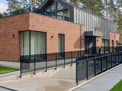 stikla margas kāpnēm