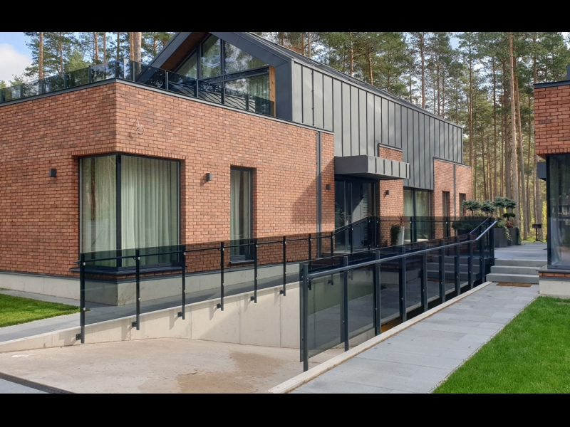 stikla margas kāpnēm