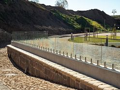 stikla stiprinājumi