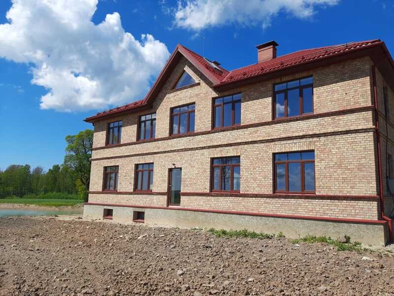 Atjaunota ēkas fasāde