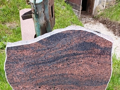 Sarkana granīta kapakmens izgatavošana ar unikālu tekstūru