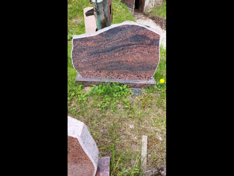 Sarkana granīta kapakmens izgatavošana ar unikālu tekstūru