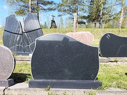 Melna granīta kapakmens izgatavošana