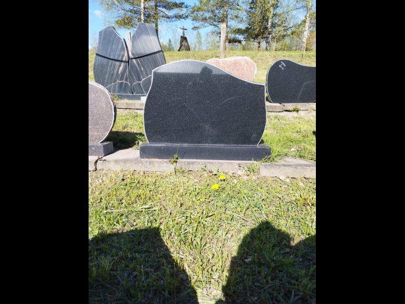 Melna granīta kapakmens izgatavošana