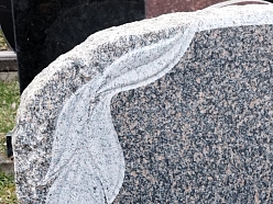 Granīta piemineklis ar dekoratīvu lapu gravējumu