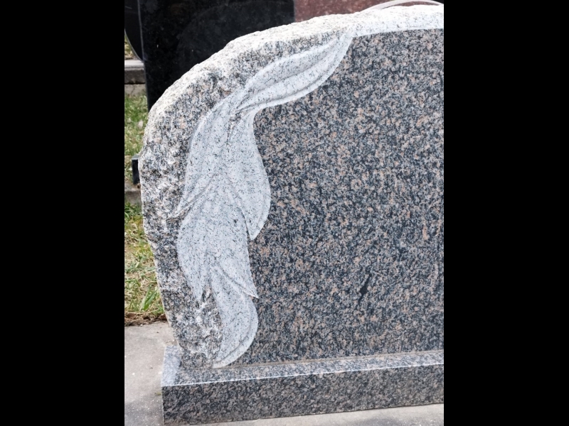 Granīta piemineklis ar dekoratīvu lapu gravējumu