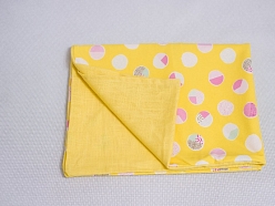 Dizaina spilvens ar krāsainiem apļiem – moderns mājas dekors