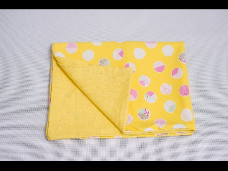 Dizaina spilvens ar krāsainiem apļiem – moderns mājas dekors