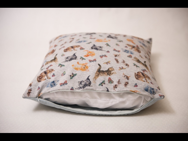 Dekoratīvs spilvens ar kaķu rakstu – mājīgs akcents interjeram