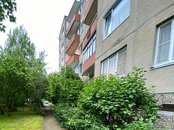 Aizaugušu krūmu apgriešana un celiņu atbrīvošana ar SwiftClean