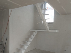 Taisnas metāla kāpnes no kvadrātcaurulēm ar pulverkrāsojumu