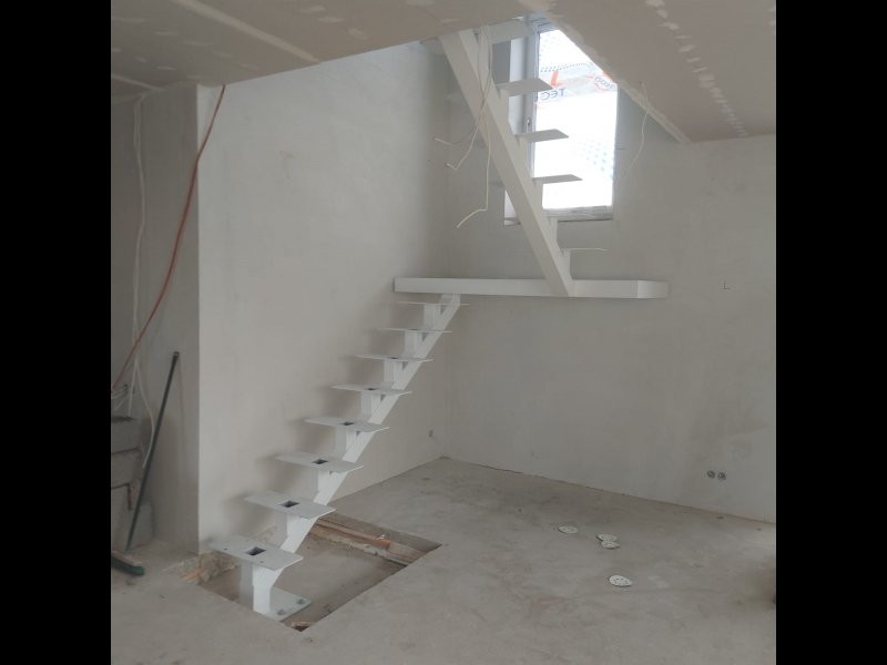 Taisnas metāla kāpnes no kvadrātcaurulēm ar pulverkrāsojumu