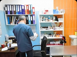 Veterinārārsts kabinetā