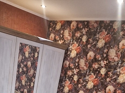 Gultas un skapja salikšana guļamistabā.