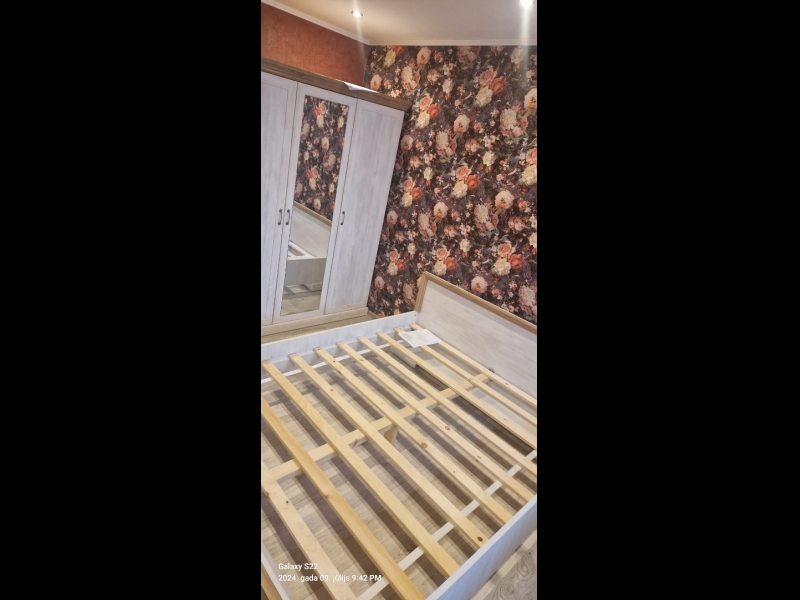 Gultas un skapja salikšana guļamistabā.