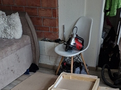 Dīvanu konstrukcijas montāža.