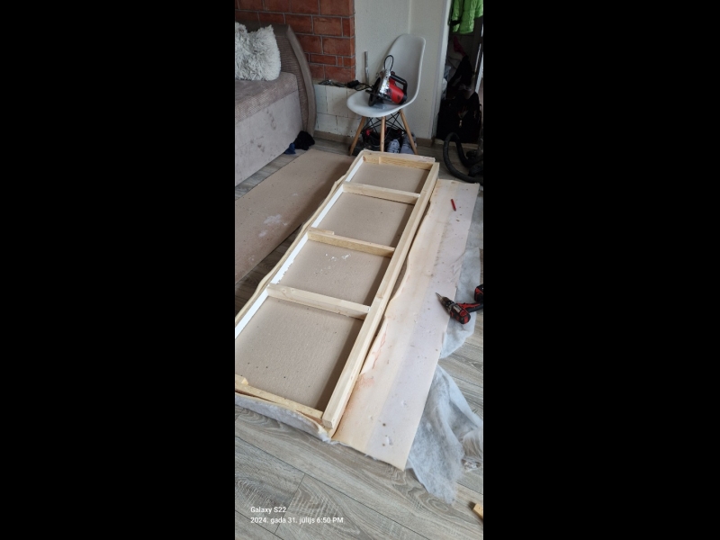 Dīvanu konstrukcijas montāža.